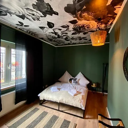 Schlafen über Der Whiskybar Apartment