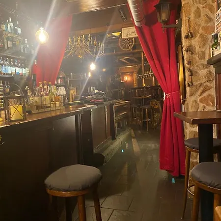 Schlafen Ueber Der Whiskybar Apartment